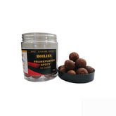 Frankfurter Spicy boilies 16-20mm red – close-up